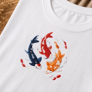 Maglietta con ricamo di pesci koi - Ocean & Moon Spirits Tee immagine 1