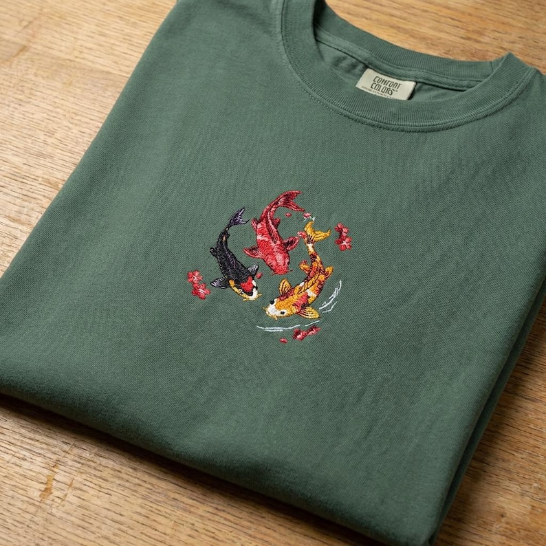 Maglietta con ricamo di pesci koi - Ocean & Moon Spirits Tee immagine 3