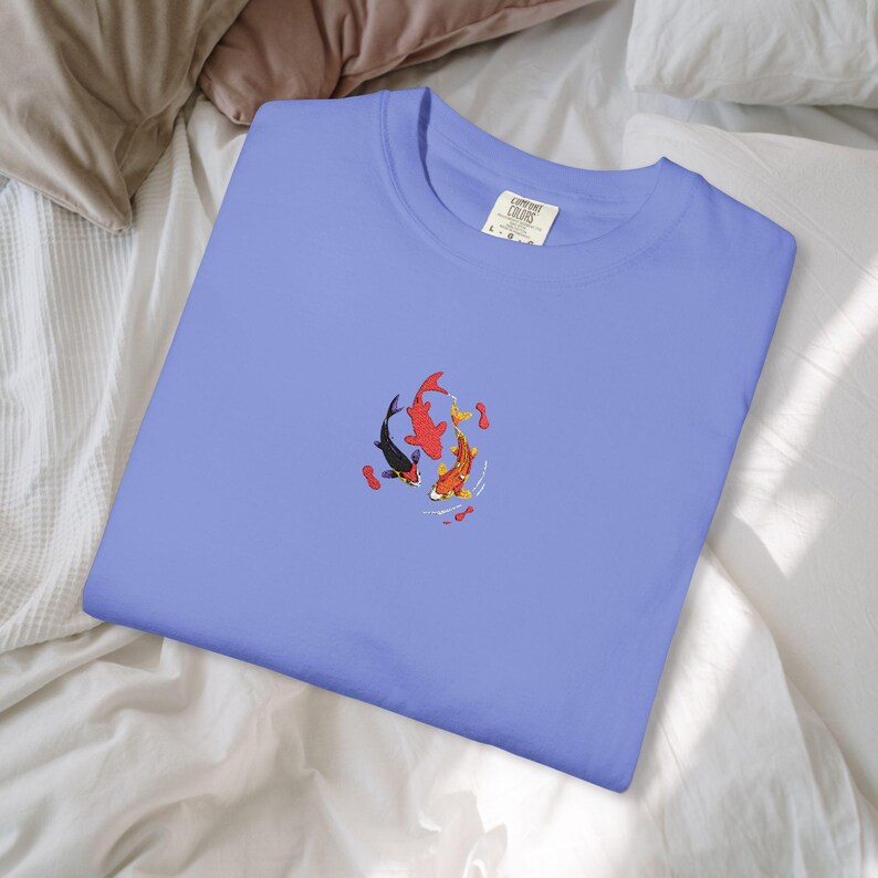 Maglietta con ricamo di pesci koi - Ocean & Moon Spirits Tee immagine 13