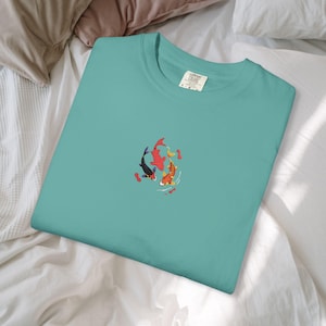 Maglietta con ricamo di pesci koi - Ocean & Moon Spirits Tee immagine 12