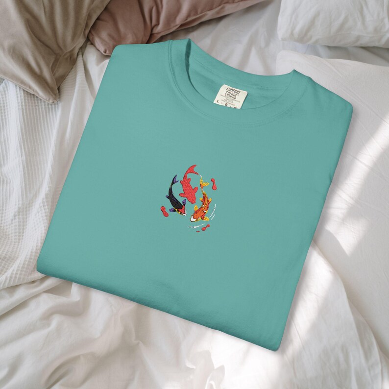 Maglietta con ricamo di pesci koi - Ocean & Moon Spirits Tee immagine 12