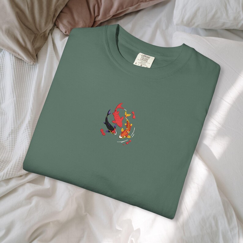 Maglietta con ricamo di pesci koi - Ocean & Moon Spirits Tee immagine 11