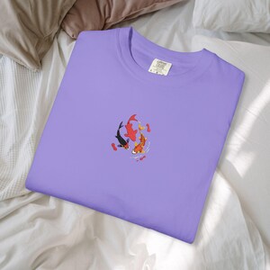 Maglietta con ricamo di pesci koi - Ocean & Moon Spirits Tee immagine 17