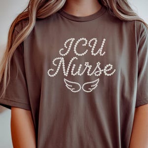 Pode incluir: Um conjunto de três canecas de cerâmica com acabamento fosco e salpicado. As canecas são em tons de creme, cinza claro e cinza escuro. Cada caneca tem um design simples e minimalista.