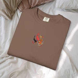 Maglietta con ricamo di pesci koi - Ocean & Moon Spirits Tee immagine 8