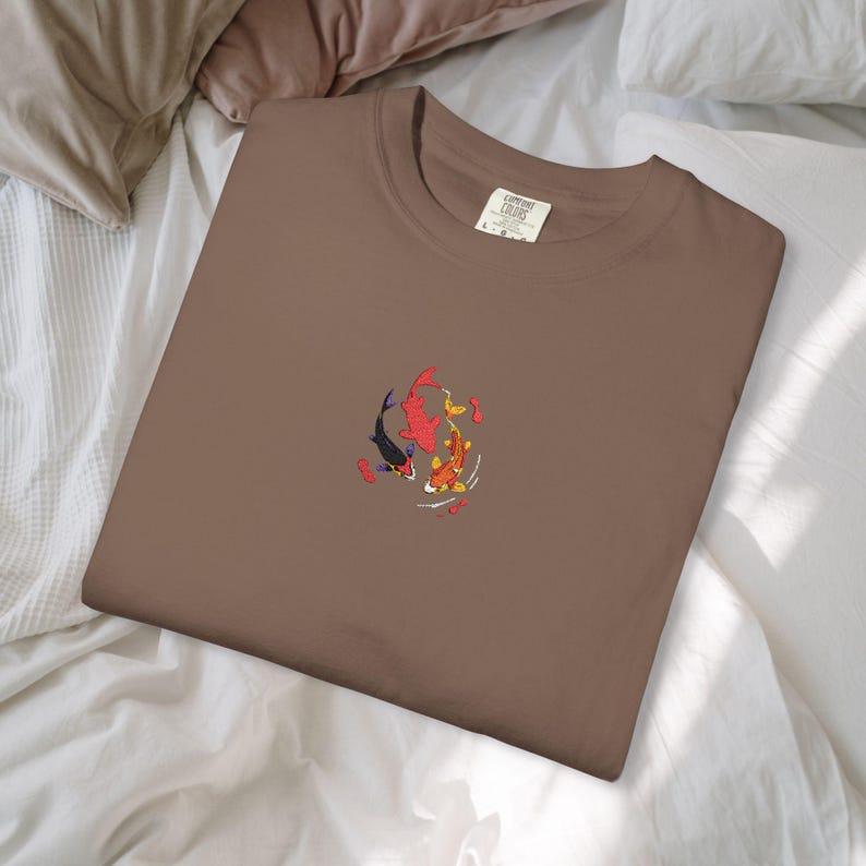 Maglietta con ricamo di pesci koi - Ocean & Moon Spirits Tee immagine 8