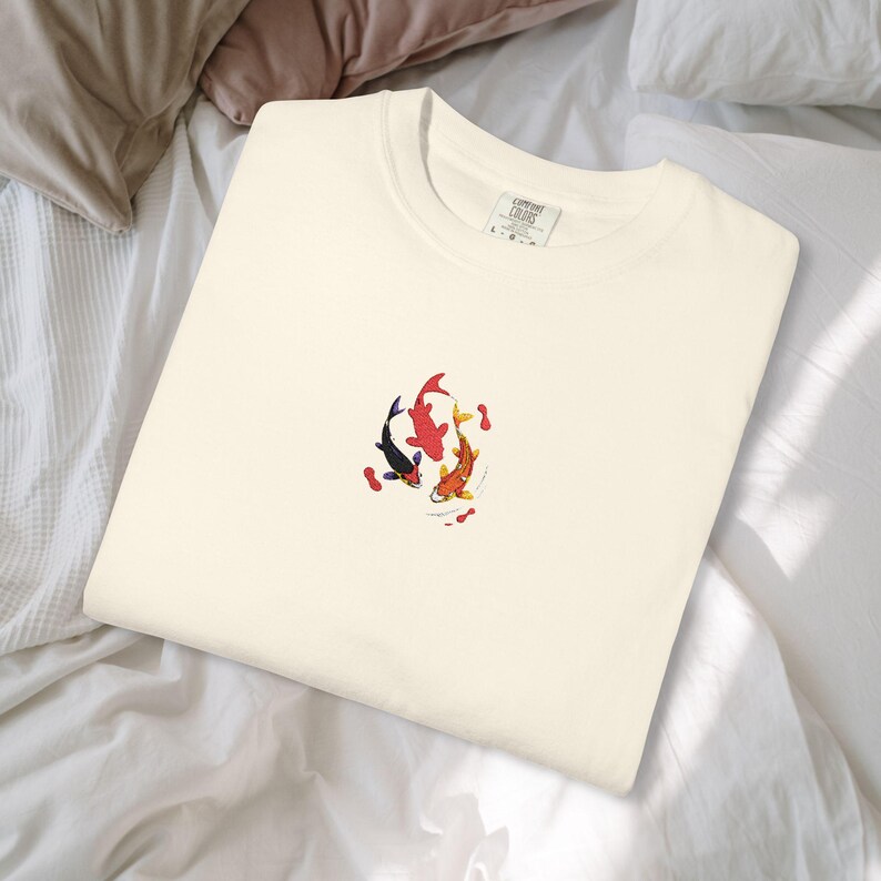 Maglietta con ricamo di pesci koi - Ocean & Moon Spirits Tee immagine 7