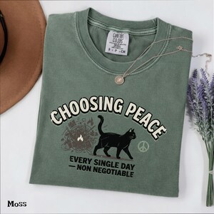 „Jeden Tag Frieden wählen“-Shirt, „Nicht verhandelbar“-Shirt, Katzen-Shirt für Selbstfürsorge, Shirt zur Sensibilisierung für psychische Gesundheit, Geschenk für inneren Frieden, Schwarze Katze