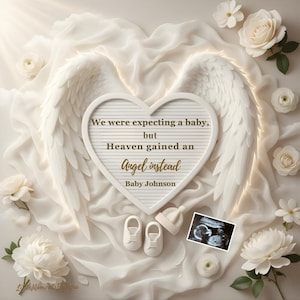 Può includere: Una composizione commemorativa con un cartello a forma di cuore che recita "We were expecting a baby, but Heaven gained an Angel instead Baby Johnson." La scena comprende ali d'angelo, fiori, scarpine, un cappello e un'immagine ecografica, in bianco e crema.
