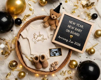 Puede incluir: Una escena de anuncio de bebé con un body crema que dice "Baby Swanson" en letras doradas, un osito de peluche y una pizarra con letras que dice "New Year, New Baby On Board, Arriving Jun 2026". La escena incluye globos y patucos.