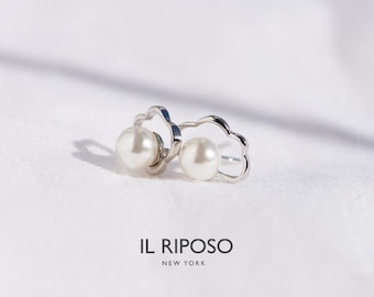 Pendientes de perla Little Cloud: Pendientes de botón de plata de ley - IR4031