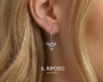 Pendientes de aro con forma de abeja en plata de ley 925, chapados en oro de 14 k. Delicados aros colgantes con forma de abejorro.