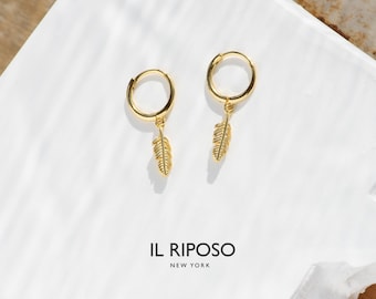 Pendientes de aro con dije de pluma; plata de ley 925 · chapado en oro de 14 quilates