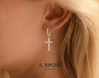 Pendientes de aro con cruz de plata de ley • Colgante Huggie con pavé