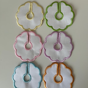 Puede incluir: Un juego de tres tazas de cerámica con un acabado mate moteado. Las tazas son de color crema, gris claro y gris oscuro. Cada taza tiene un diseño simple y moderno y un asa redondeada.