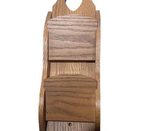 Organizador de pared para correo y llaves de madera de roble cosecha vintage con recorte en forma de corazón.