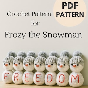 Könnte beinhalten: Ein Häkelmuster für "Frozy the Snowman" wird gezeigt. Das Bild zeigt mehrere gehäkelte Schneemänner mit grauen Mützen und Bommeln. Das Wort "FREEDOM" ist rot auf den Körpern der Schneemänner gestickt. Der Text "PDF PATTERN" ist ebenfalls sichtbar.