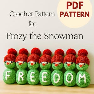 Peut inclure: Une rangée de bonhommes de neige crochetés verts et rouges, chacun coiffé d'un bonnet à pompon rouge, épelant le mot "FREEDOM" en lettres blanches. L'image comprend le texte "Crochet Pattern for Frozy the Snowman" et "PDF PATTERN".