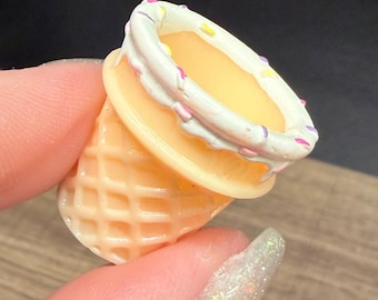Mini Ice Cream Cone Hyperrealistic Magnetic Jumping Spider Hide Decor