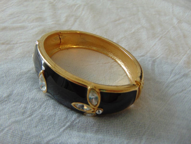 trifari bracelet black enamel clear crystals bangle 7 in gold plated sparkling bold glam clamper vintage signed