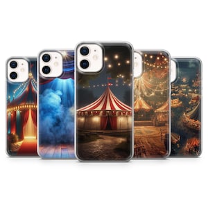 Op de afbeelding: Vijf telefoonhoesjes met circus-thema illustraties. De ontwerpen tonen circustenten met rood-witte strepen, verlicht door warm licht. De hoesjes tonen verschillende scènes, waaronder een tent 's nachts en een dagvoorstelling, die een kermisachtige sfeer oproepen.