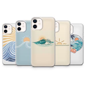 Könnte beinhalten: Eine Sammlung von fünf Handyhüllen mit Designs zum Thema Ozean. Jede Hülle zeigt eine andere Illustration von Wellen, Sonnen und tropischen Elementen in Blau-, Orange- und Weißtönen. Die Hüllen bestehen aus transparentem Kunststoff.