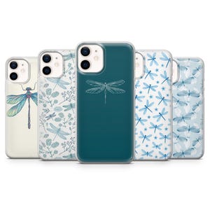 Op de afbeelding: Een verzameling van vijf telefoonhoesjes met libellenontwerpen. De hoesjes hebben verschillende patronen, waaronder aquarel libellen, bloemstukken en geometrische libellen contouren. Kleuren zijn onder meer teal, blauw en wit.
