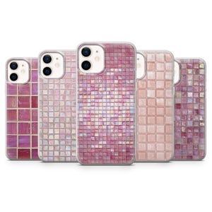 Può includere: Cinque custodie per telefoni con un design a mosaico nei toni del rosa e del viola. Le custodie presentano un motivo a piastrelle quadrate, con varie tonalità di rosa, lavanda e magenta. Le custodie sono disposte in fila.