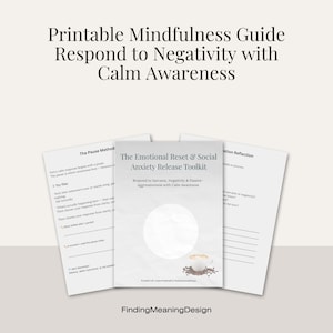Puede incluir: Una guía de mindfulness imprimible titulada "The Emotional Reset & Social Anxiety Release Toolkit" con el subtítulo "Responde al sarcasmo, la negatividad y la agresividad pasiva con conciencia tranquila". La guía incluye hojas de trabajo y una ilustración de taza de café.