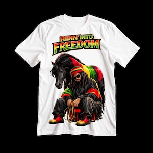 Puede incluir: Camiseta blanca con un gráfico de una persona con rastas, gafas de sol y un sombrero rojo, amarillo y verde, sentada junto a un caballo negro. El caballo tiene un diseño rojo, amarillo y verde. El texto "RIDIN' INTO FREEDOM" está encima de la imagen.