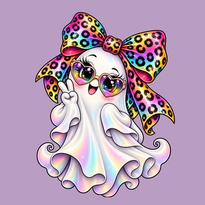 Puede incluir: Un personaje de fantasma de dibujos animados con un cuerpo blanco iridiscente, que lleva gafas en forma de corazón con lentes de arcoíris y un lazo grande de gran tamaño con un estampado de leopardo de colores vibrantes, haciendo el signo de la paz.