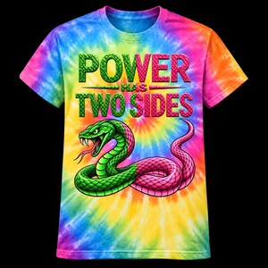 Könnte beinhalten: Ein kurzärmeliges T-Shirt mit einem lebendigen Regenbogen-Tie-Dye-Muster. Auf der Vorderseite steht der Text "POWER HAS TWO SIDES" in fetten Buchstaben. Darunter befindet sich die Grafik einer Schlange, die in eine grüne und eine rosa Hälfte geteilt ist.