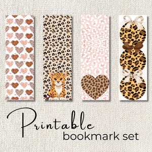 Puede incluir: Un conjunto de cuatro marcadores imprimibles con diseños de estampado animal. Los diseños incluyen estampado de leopardo, corazones y un cachorro de leopardo. El texto "Printable bookmark set" está en la parte inferior.