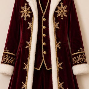 Pu&ograve; includere: Un cappotto lungo in velluto bordeaux intenso e un gilet abbinato con bordo in pelliccia sintetica bianca lungo il colletto e l'orlo. Il capo &egrave; decorato con motivi a fiocco di neve ricamati in oro e bottoni dorati sul davanti del gilet.