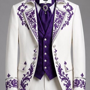 Puede incluir: Un traje de frac blanco con intrincados bordados florales morados en las solapas y puños, combinado con un chaleco morado oscuro, una camisa blanca de cuello, una corbata tipo plastrón morada con una joya central y pantalones blancos a juego.