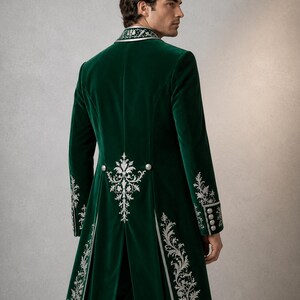 Puede incluir: Una levita de terciopelo verde oscuro con intrincados bordados plateados en la espalda, los pu&ntilde;os y el cuello. El abrigo incluye botones plateados en la cintura y los pu&ntilde;os, con una silueta estructurada y un dise&ntilde;o de panel trasero dividido.