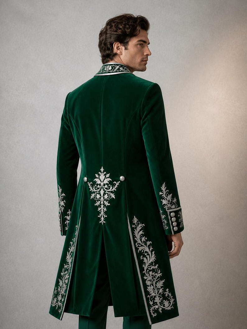 Puede incluir: Una levita de terciopelo verde oscuro con intrincados bordados plateados en la espalda, los pu&ntilde;os y el cuello. El abrigo incluye botones plateados en la cintura y los pu&ntilde;os, con una silueta estructurada y un dise&ntilde;o de panel trasero dividido.