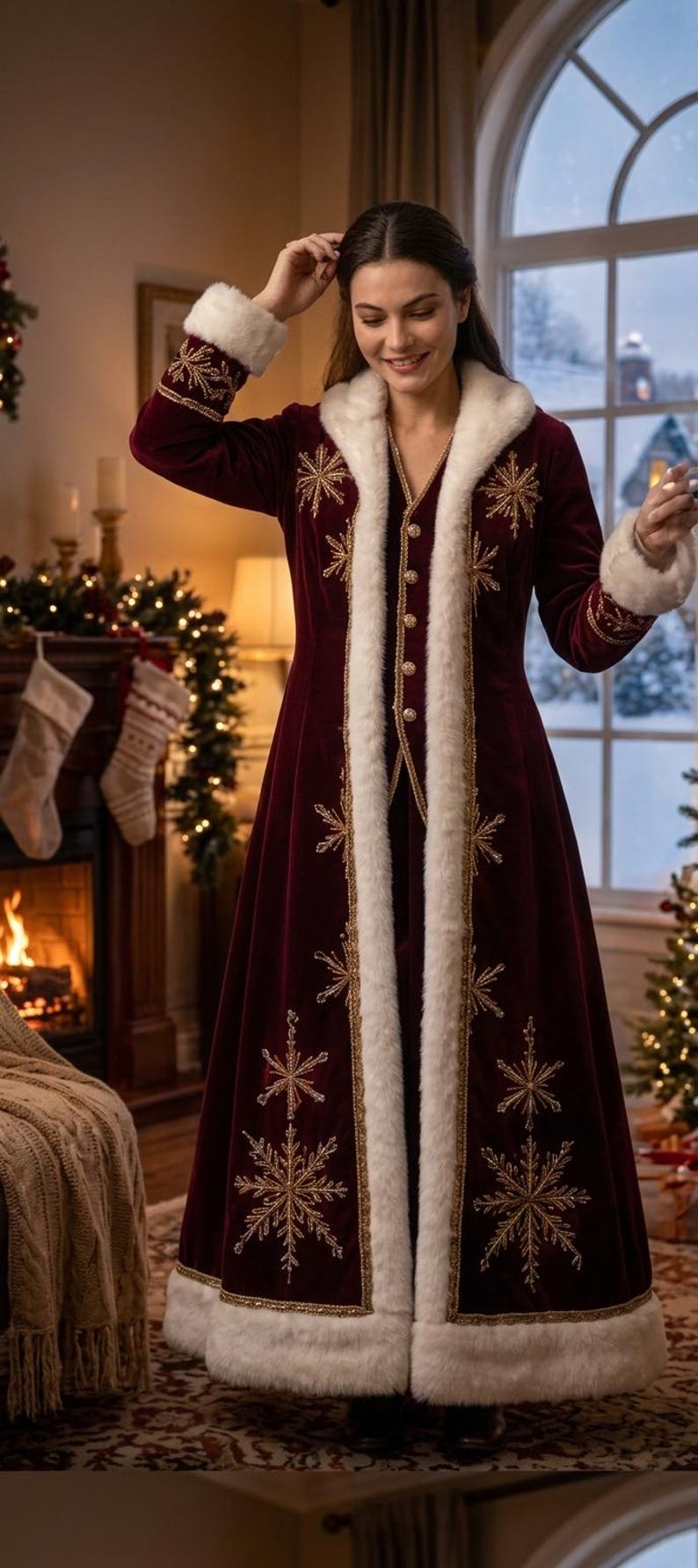 Pu&ograve; includere: Un cappotto lungo fino ai piedi in velluto bordeaux con bordo in pelliccia sintetica bianca su colletto, polsini e orlo. Il cappotto &egrave; decorato con motivi a fiocco di neve ricamati in filo dorato e presenta una chiusura frontale con bottoni dorati.