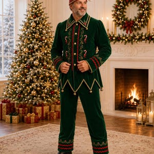 Puede incluir: Un disfraz de elfo de terciopelo verde oscuro que incluye una chaqueta con botones dorados, bordados de bastones de caramelo y un dobladillo en punta con cascabeles. El conjunto incluye pantalones de terciopelo verde y un gorro puntiagudo con pomp&oacute;n blanco.