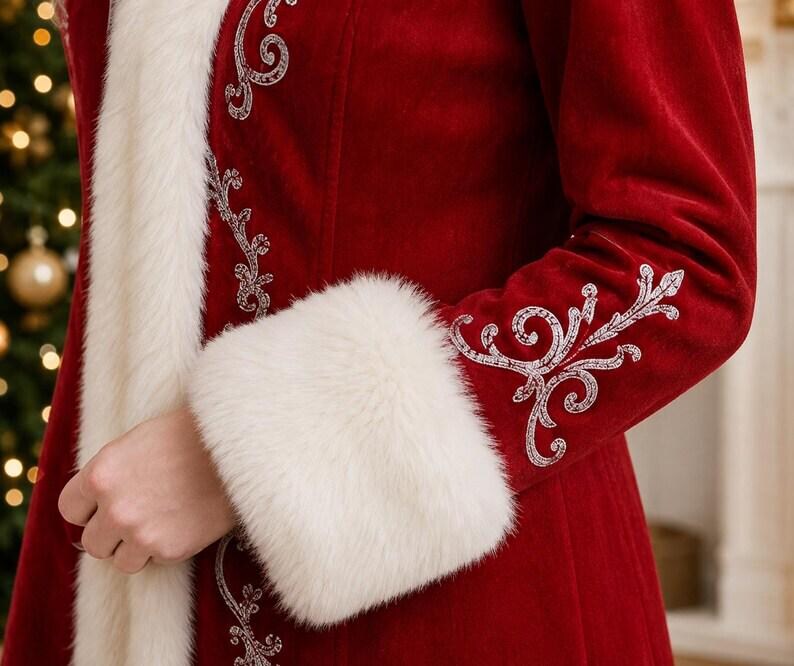 Pu&ograve; includere: Un cappotto in velluto rosso intenso con bordo in pelliccia sintetica bianca lungo l'apertura frontale e i polsini. Il capo &egrave; decorato con intricati ricami argentati a motivi vorticosi lungo il bordo anteriore e sulla manica.