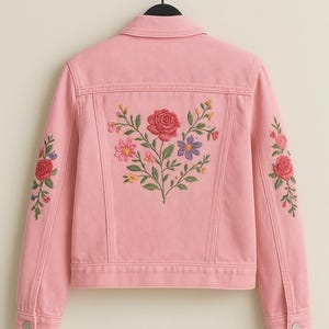 Puede incluir: Chaqueta vaquera rosa claro con bordados florales. La espalda presenta un gran ramo bordado de rosas rojas, flores rosas y moradas y hojas verdes. Dise&ntilde;os florales m&aacute;s peque&ntilde;os adornan las mangas. La chaqueta tiene un cuello cl&aacute;sico y botones.