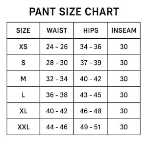 Pu&ograve; includere: Una tabella delle taglie dei pantaloni in bianco e nero con il titolo PANT SIZE CHART. La tabella elenca le taglie dalla XS alla XXL con le relative misure di vita, fianchi e cavallo. Il cavallo &egrave; indicato come 30 per tutte le taglie.