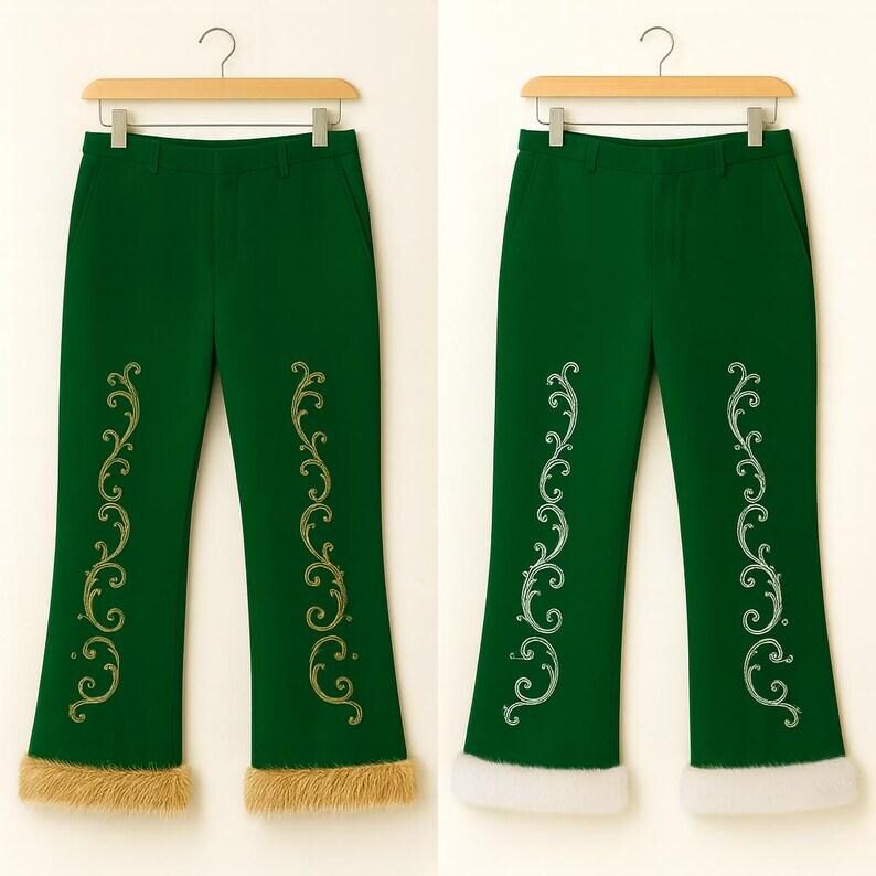 Puede incluir: Dos pantalones de color verde oscuro colgados en perchas de madera. Cada par presenta un bordado de volutas doradas en la parte delantera de las piernas y un borde grueso de piel sint&eacute;tica en el bajo de los pantalones.