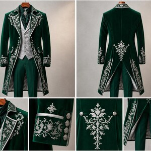 Puede incluir: Un traje de frac de terciopelo verde oscuro con intrincados bordados plateados en las solapas, pu&ntilde;os y espalda. El conjunto incluye un chaleco gris claro estampado, un corbat&oacute;n verde oscuro con un broche plateado y pantalones a juego.