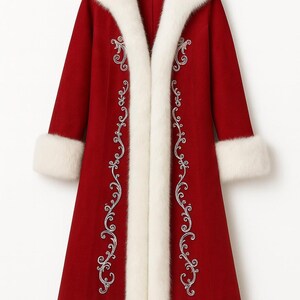 Pu&ograve; includere: Un cappotto lungo rosso intenso con un bordo spesso in pelliccia sintetica bianca sul colletto, sui polsini e sull'orlo. La parte anteriore del cappotto &egrave; decorata con un intricato ricamo argentato a volute che corre lungo l'apertura.