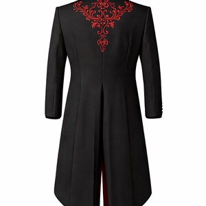 Puede incluir: Una chaqueta de frac negra con un patr&oacute;n de filigrana bordado en rojo vibrante en la parte superior de la espalda y los hombros. La prenda tiene mangas largas, un cuello estructurado y una abertura trasera que revela un forro rojo.