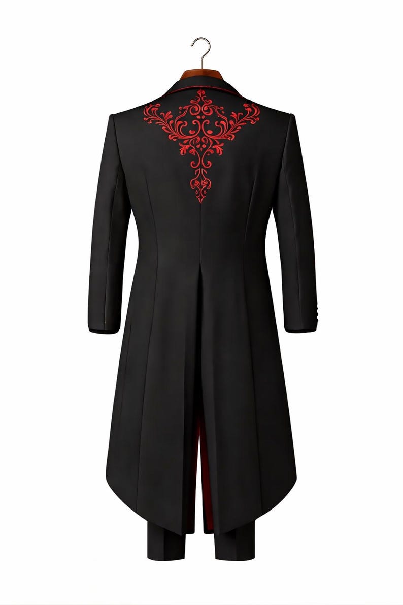Puede incluir: Una chaqueta de frac negra con un patr&oacute;n de filigrana bordado en rojo vibrante en la parte superior de la espalda y los hombros. La prenda tiene mangas largas, un cuello estructurado y una abertura trasera que revela un forro rojo.