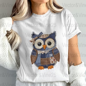 Könnte beinhalten: Weißes T-Shirt mit einem Eulen-Design aus Denim-Patchwork. Die Eule hat braune und florale Akzente, große Knopfaugen und einen orangefarbenen Schnabel. Der Text "Vector&Vine25" wiederholt sich auf dem T-Shirt.