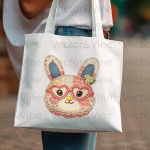 Op de afbeelding: Een set van drie keramische mokken met een gespikkelde, matte afwerking. Elke mok heeft een andere kleur: lichtblauw, crème en grijs. De mokken hebben een eenvoudig, modern ontwerp met een afgeronde vorm en een comfortabele handgreep.