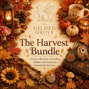 Op de afbeelding: Een verzameling herfstachtige voorwerpen, waaronder een kralenketting met een sleutelbedel, een klein uilenbeeldje, een mok, pompoenen, een lantaarn en een paddenstoel. De tekst luidt: The Gilded Grove, The Harvest Bundle, A cozy collection of jewelry, trinkets and treasures curated just for you, Autumn Magic en Grateful.